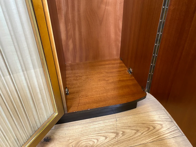 Stilvoller & hochwertiger Mid-Century Kleiderschrank mit Glastüren und Vorhängen I Vollholz I Schrank Schlafzimmerschrank Wäscheschrank Wardrobe Rockabilly Vintage 50er 60er