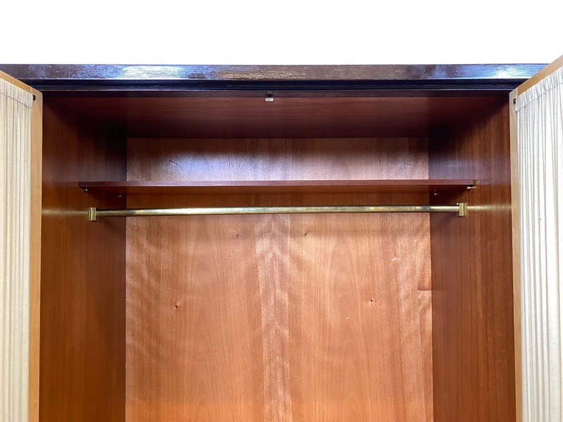 Stilvoller & hochwertiger Mid-Century Kleiderschrank mit Glastüren und Vorhängen I Vollholz I Schrank Schlafzimmerschrank Wäscheschrank Wardrobe Rockabilly Vintage 50er 60er