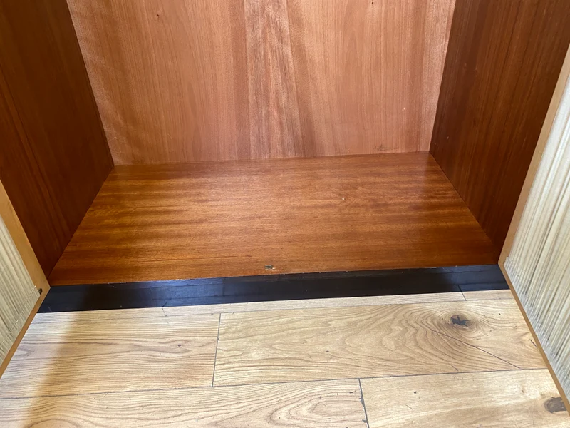 Stilvoller & hochwertiger Mid-Century Kleiderschrank mit Glastüren und Vorhängen I Vollholz I Schrank Schlafzimmerschrank Wäscheschrank Wardrobe Rockabilly Vintage 50er 60er