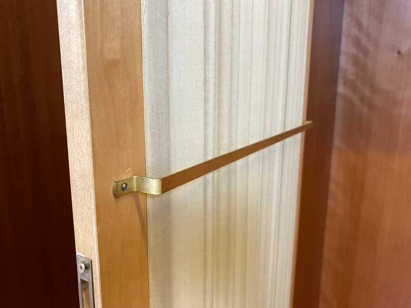 Stilvoller & hochwertiger Mid-Century Kleiderschrank mit Glastüren und Vorhängen I Vollholz I Schrank Schlafzimmerschrank Wäscheschrank Wardrobe Rockabilly Vintage 50er 60er
