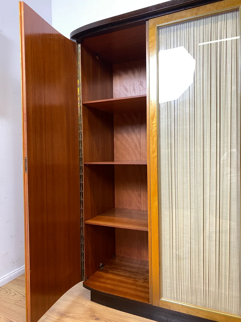 Stilvoller & hochwertiger Mid-Century Kleiderschrank mit Glastüren und Vorhängen I Vollholz I Schrank Schlafzimmerschrank Wäscheschrank Wardrobe Rockabilly Vintage 50er 60er