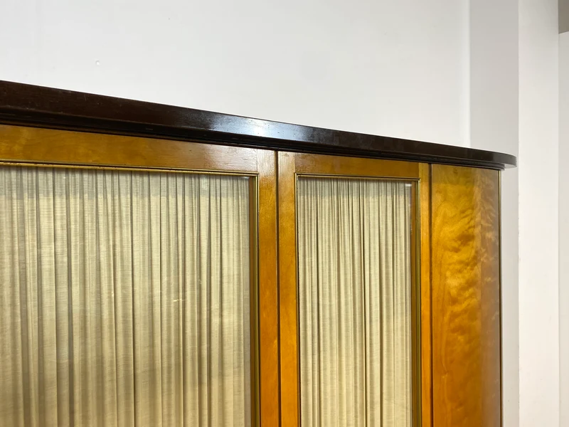 Stilvoller & hochwertiger Mid-Century Kleiderschrank mit Glastüren und Vorhängen I Vollholz I Schrank Schlafzimmerschrank Wäscheschrank Wardrobe Rockabilly Vintage 50er 60er