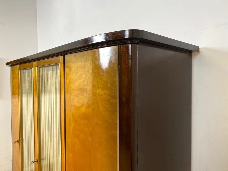 Stilvoller & hochwertiger Mid-Century Kleiderschrank mit Glastüren und Vorhängen I Vollholz I Schrank Schlafzimmerschrank Wäscheschrank Wardrobe Rockabilly Vintage 50er 60er
