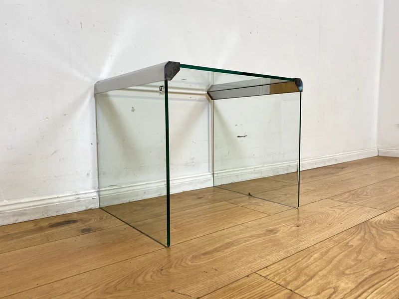 Stilvoller 70er Jahre Designer Glastisch von Gallotti & Radice aus gebogenem Klarglas und Edelstahl Akzenten I Couchtisch Beistelltisch Ablage Blumentisch Space Age Vintage I