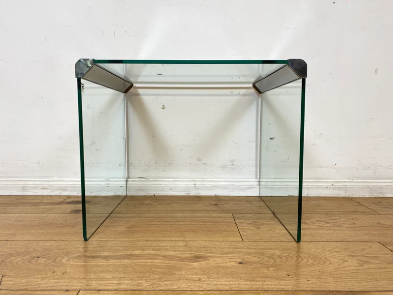 Stilvoller 70er Jahre Designer Glastisch von Gallotti & Radice aus gebogenem Klarglas und Edelstahl Akzenten I Couchtisch Beistelltisch Ablage Blumentisch Space Age Vintage I