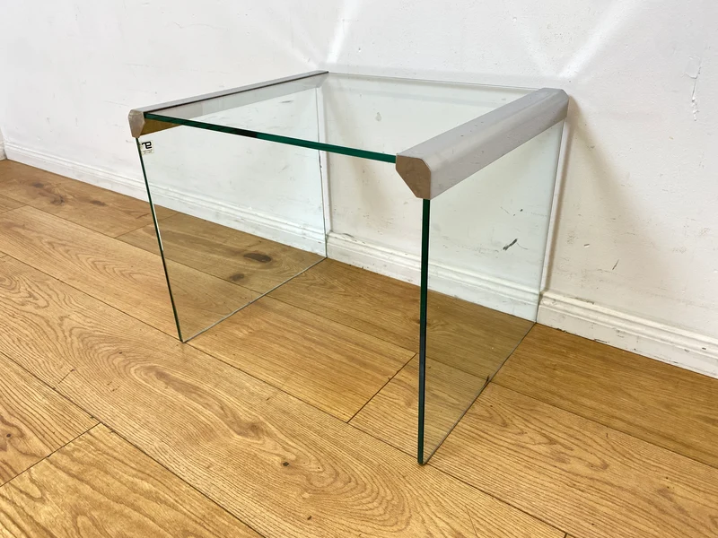 Stilvoller 70er Jahre Designer Glastisch von Gallotti & Radice aus gebogenem Klarglas und Edelstahl Akzenten I Couchtisch Beistelltisch Ablage Blumentisch Space Age Vintage I