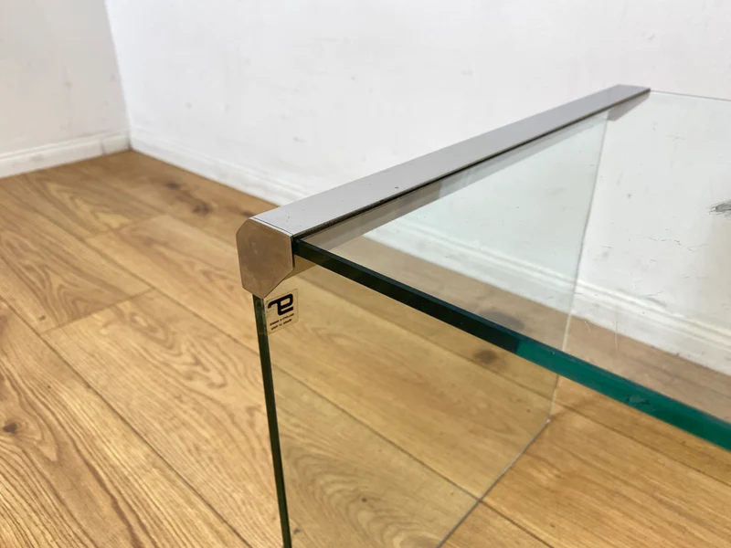 Stilvoller 70er Jahre Designer Glastisch von Gallotti & Radice aus gebogenem Klarglas und Edelstahl Akzenten I Couchtisch Beistelltisch Ablage Blumentisch Space Age Vintage I