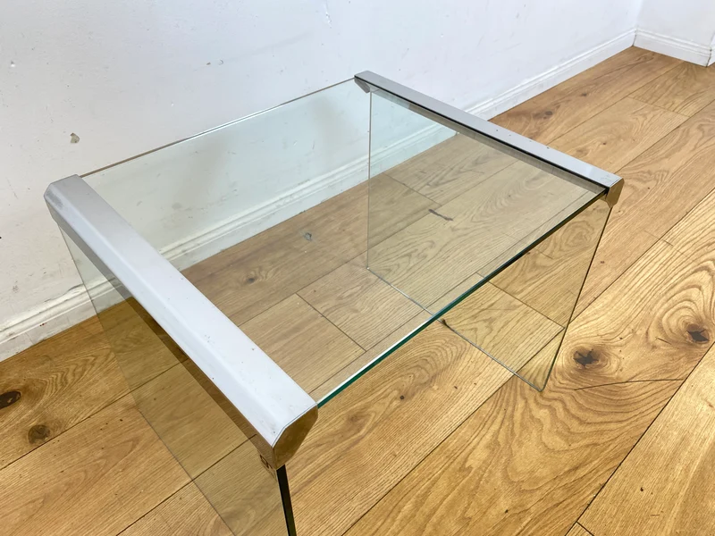 Stilvoller 70er Jahre Designer Glastisch von Gallotti & Radice aus gebogenem Klarglas und Edelstahl Akzenten I Couchtisch Beistelltisch Ablage Blumentisch Space Age Vintage I