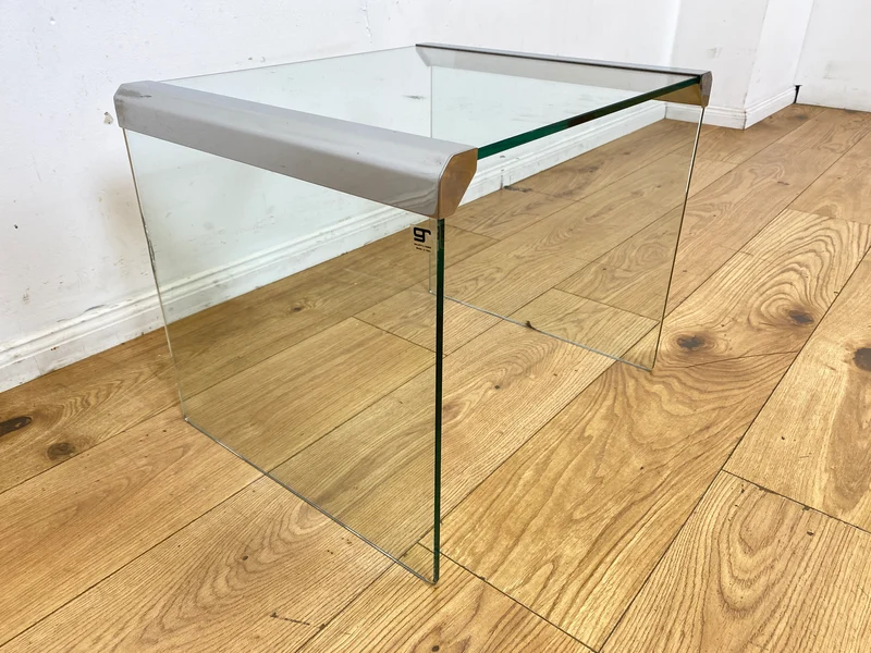 Stilvoller 70er Jahre Designer Glastisch von Gallotti & Radice aus gebogenem Klarglas und Edelstahl Akzenten I Couchtisch Beistelltisch Ablage Blumentisch Space Age Vintage I