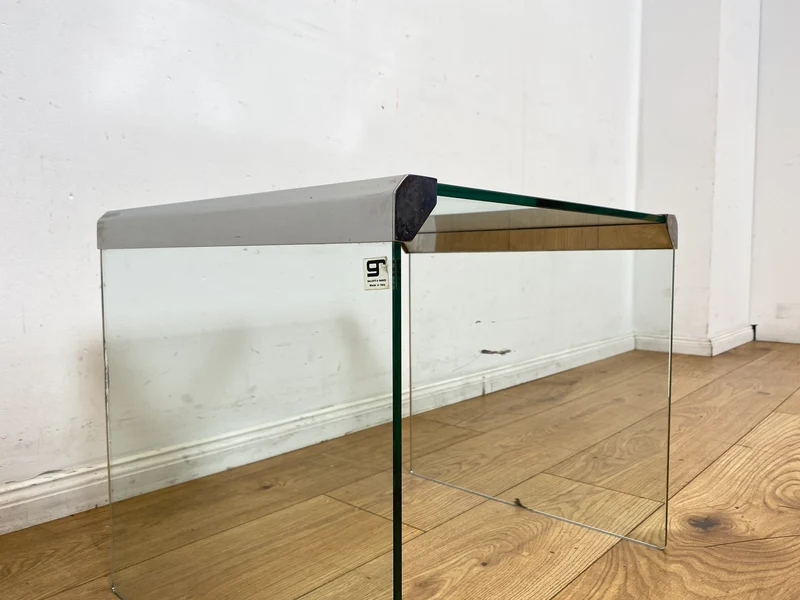Stilvoller 70er Jahre Designer Glastisch von Gallotti & Radice aus gebogenem Klarglas und Edelstahl Akzenten I Couchtisch Beistelltisch Ablage Blumentisch Space Age Vintage I