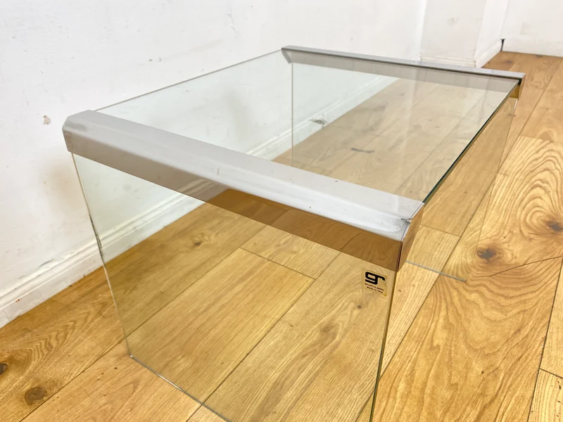 Stilvoller 70er Jahre Designer Glastisch von Gallotti & Radice aus gebogenem Klarglas und Edelstahl Akzenten I Couchtisch Beistelltisch Ablage Blumentisch Space Age Vintage I