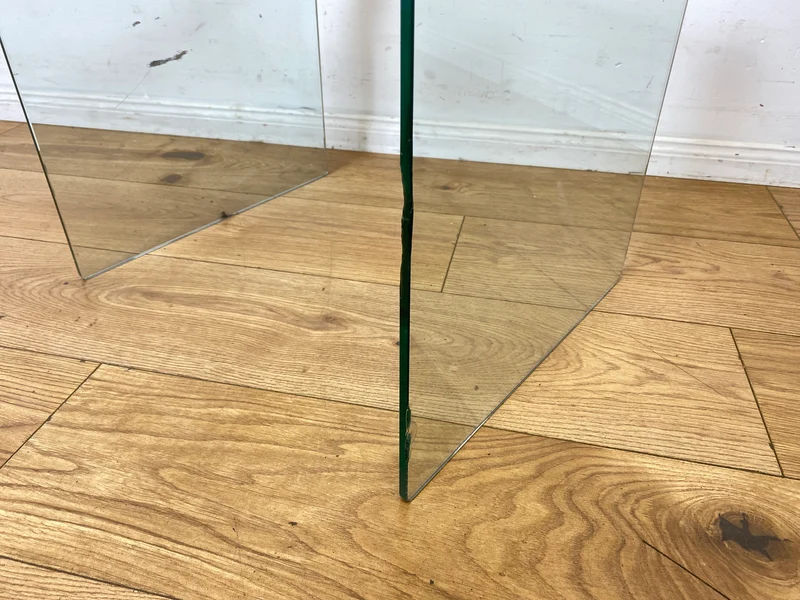 Stilvoller 70er Jahre Designer Glastisch von Gallotti & Radice aus gebogenem Klarglas und Edelstahl Akzenten I Couchtisch Beistelltisch Ablage Blumentisch Space Age Vintage I