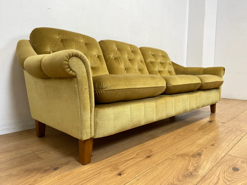 Formschönes, gemütliches und sehr gut erhaltenes skandinavisches Vintage Sofa mit samtartigem goldenem Stoffbezug I Couch 3er 3-Sitzer Daybed Polstersofa Retro I