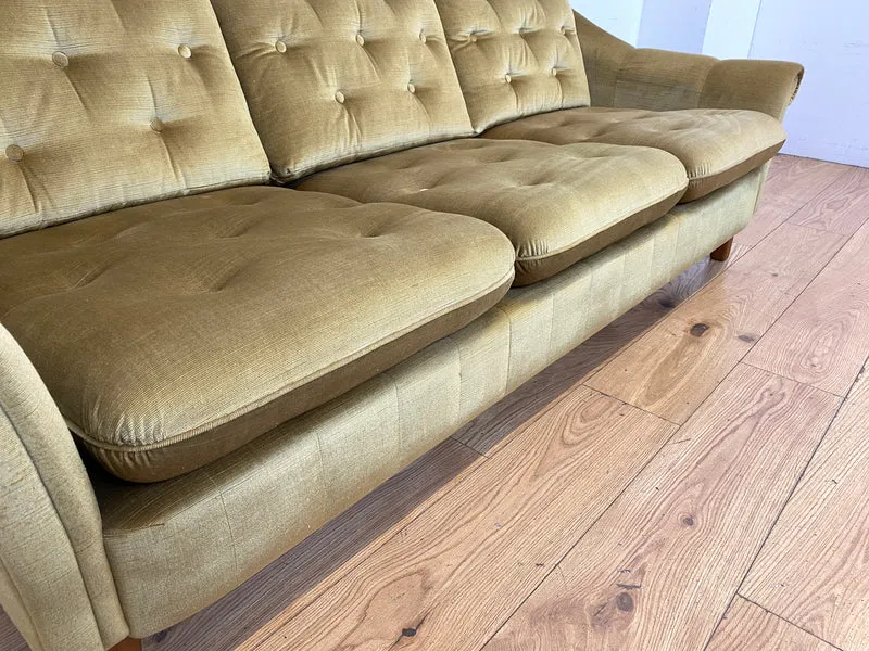 Formschönes, gemütliches und sehr gut erhaltenes skandinavisches Vintage Sofa mit samtartigem goldenem Stoffbezug I Couch 3er 3-Sitzer Daybed Polstersofa Retro I