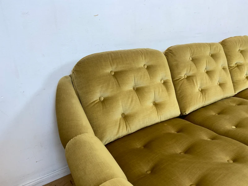 Formschönes, gemütliches und sehr gut erhaltenes skandinavisches Vintage Sofa mit samtartigem goldenem Stoffbezug I Couch 3er 3-Sitzer Daybed Polstersofa Retro I