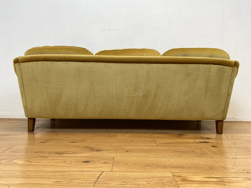 Formschönes, gemütliches und sehr gut erhaltenes skandinavisches Vintage Sofa mit samtartigem goldenem Stoffbezug I Couch 3er 3-Sitzer Daybed Polstersofa Retro I