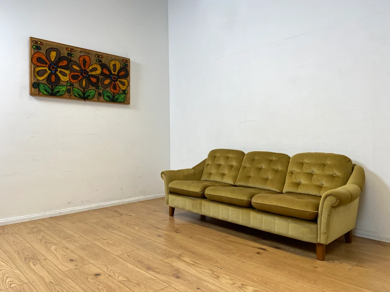 Formschönes, gemütliches und sehr gut erhaltenes skandinavisches Vintage Sofa mit samtartigem goldenem Stoffbezug I Couch 3er 3-Sitzer Daybed Polstersofa Retro I