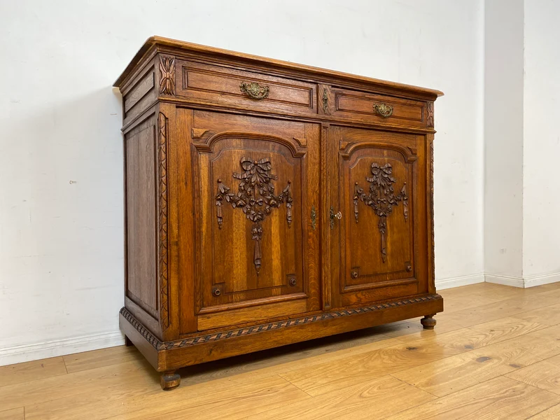 Vornehme handverzierte antike Anrichte aus Eiche mit Schubladen und edlem Messingbeschlag I Schrank Kommode Wickelkommode Küchenschrank Bauernschrank Sideboard Jugendstil Vintage I