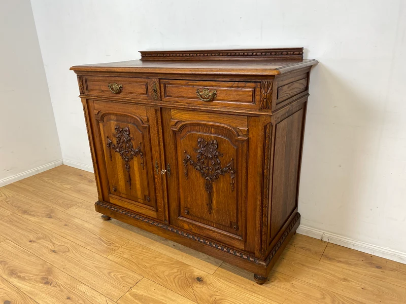 Vornehme handverzierte antike Anrichte aus Eiche mit Schubladen und edlem Messingbeschlag I Schrank Kommode Wickelkommode Küchenschrank Bauernschrank Sideboard Jugendstil Vintage I