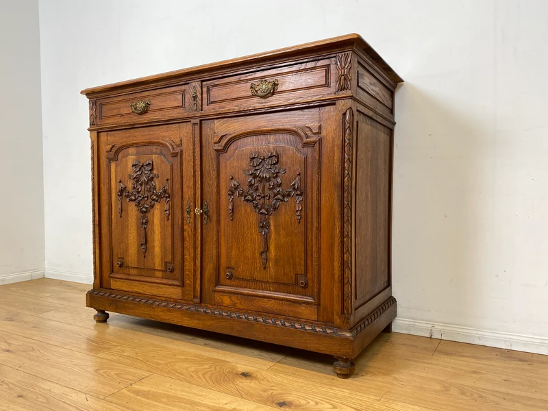 Vornehme handverzierte antike Anrichte aus Eiche mit Schubladen und edlem Messingbeschlag I Schrank Kommode Wickelkommode Küchenschrank Bauernschrank Sideboard Jugendstil Vintage I