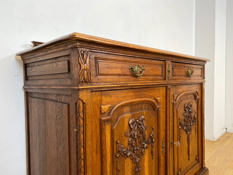 Vornehme handverzierte antike Anrichte aus Eiche mit Schubladen und edlem Messingbeschlag I Schrank Kommode Wickelkommode Küchenschrank Bauernschrank Sideboard Jugendstil Vintage I