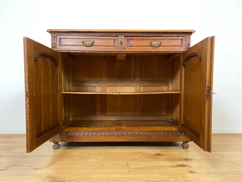Vornehme handverzierte antike Anrichte aus Eiche mit Schubladen und edlem Messingbeschlag I Schrank Kommode Wickelkommode Küchenschrank Bauernschrank Sideboard Jugendstil Vintage I