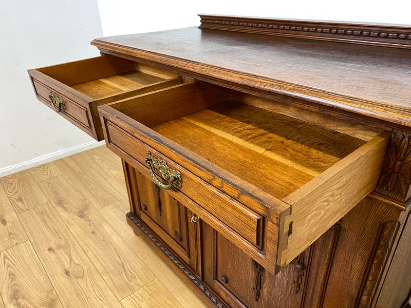Vornehme handverzierte antike Anrichte aus Eiche mit Schubladen und edlem Messingbeschlag I Schrank Kommode Wickelkommode Küchenschrank Bauernschrank Sideboard Jugendstil Vintage I