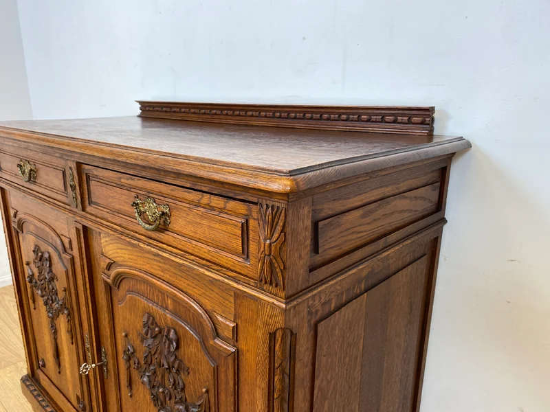 Vornehme handverzierte antike Anrichte aus Eiche mit Schubladen und edlem Messingbeschlag I Schrank Kommode Wickelkommode Küchenschrank Bauernschrank Sideboard Jugendstil Vintage I