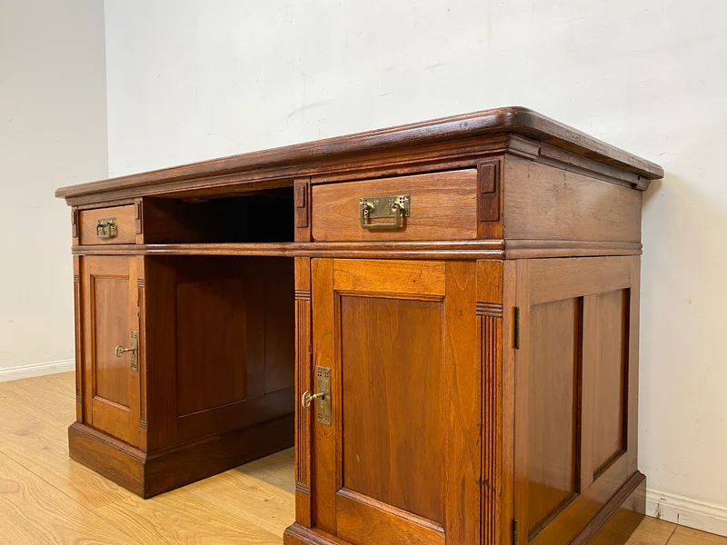 Sehr schöner antiker Schreibtisch aus vollem Holz in Eiche mit Schubladen und Messinggriffen, um 1910 I Arbeitstisch Bürotisch Sekretär Desk Vintage Gründerzeit I