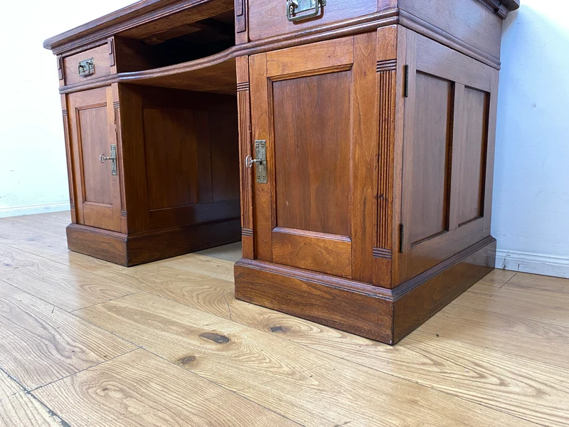 Sehr schöner antiker Schreibtisch aus vollem Holz in Eiche mit Schubladen und Messinggriffen, um 1910 I Arbeitstisch Bürotisch Sekretär Desk Vintage Gründerzeit I