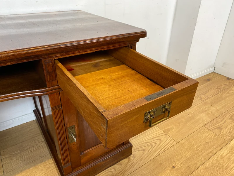 Sehr schöner antiker Schreibtisch aus vollem Holz in Eiche mit Schubladen und Messinggriffen, um 1910 I Arbeitstisch Bürotisch Sekretär Desk Vintage Gründerzeit I