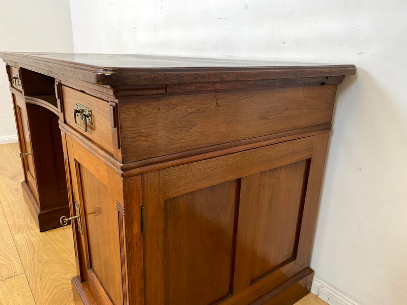 Sehr schöner antiker Schreibtisch aus vollem Holz in Eiche mit Schubladen und Messinggriffen, um 1910 I Arbeitstisch Bürotisch Sekretär Desk Vintage Gründerzeit I