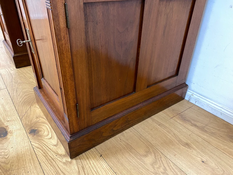 Sehr schöner antiker Schreibtisch aus vollem Holz in Eiche mit Schubladen und Messinggriffen, um 1910 I Arbeitstisch Bürotisch Sekretär Desk Vintage Gründerzeit I