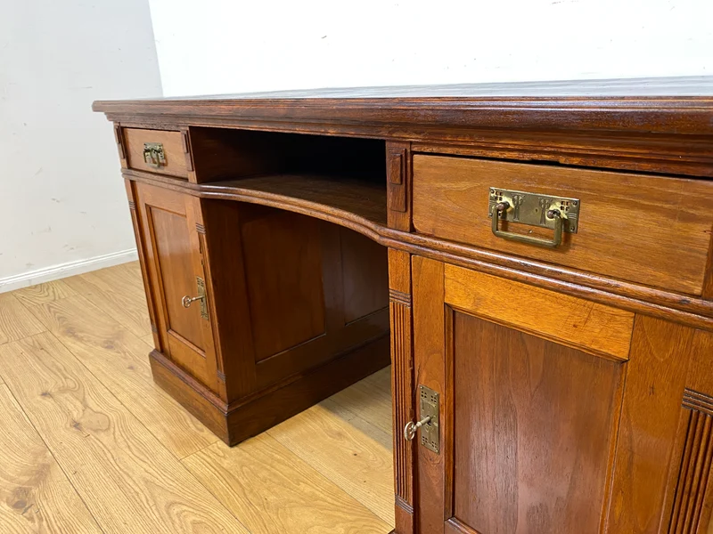 Sehr schöner antiker Schreibtisch aus vollem Holz in Eiche mit Schubladen und Messinggriffen, um 1910 I Arbeitstisch Bürotisch Sekretär Desk Vintage Gründerzeit I