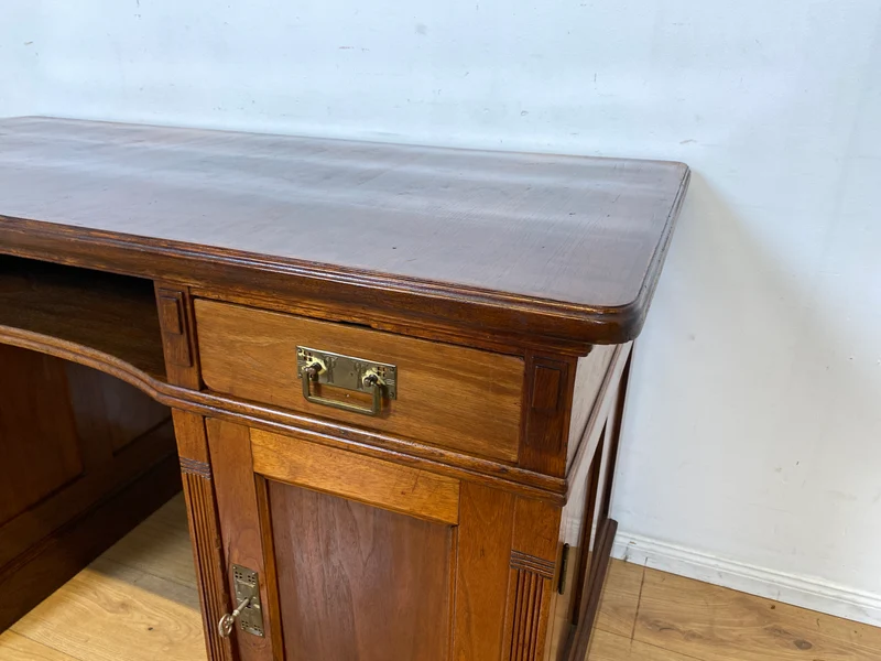 Sehr schöner antiker Schreibtisch aus vollem Holz in Eiche mit Schubladen und Messinggriffen, um 1910 I Arbeitstisch Bürotisch Sekretär Desk Vintage Gründerzeit I