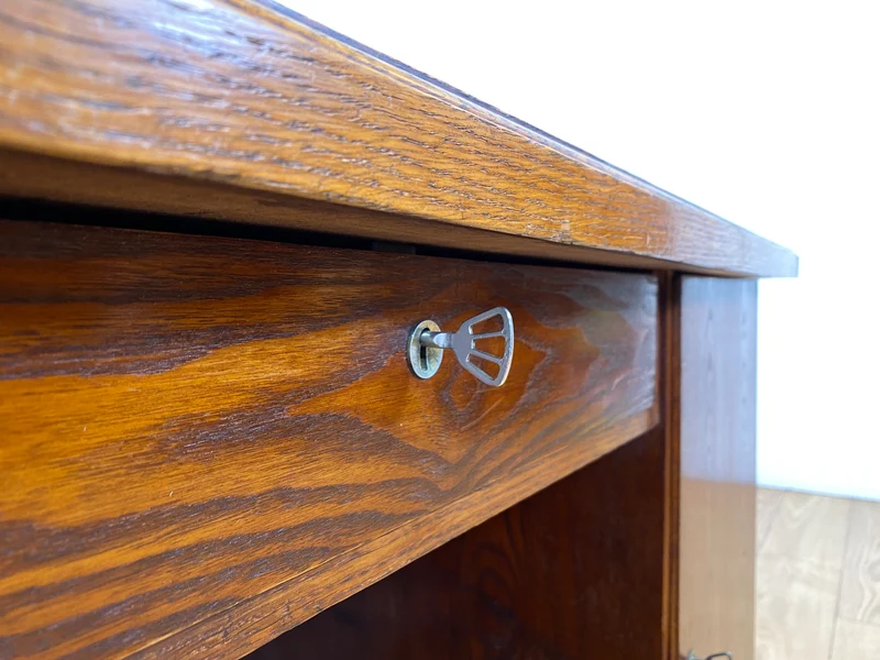 Sehr schöner freistehender 30er Jahre Art Deco Schreibtisch aus vollem Holz in Eiche mit Regal Rückseite I Arbeitstisch Bürotisch Writing Desk Antik Vintage Mid-Century I