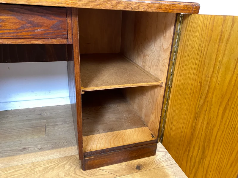 Sehr schöner freistehender 30er Jahre Art Deco Schreibtisch aus vollem Holz in Eiche mit Regal Rückseite I Arbeitstisch Bürotisch Writing Desk Antik Vintage Mid-Century I