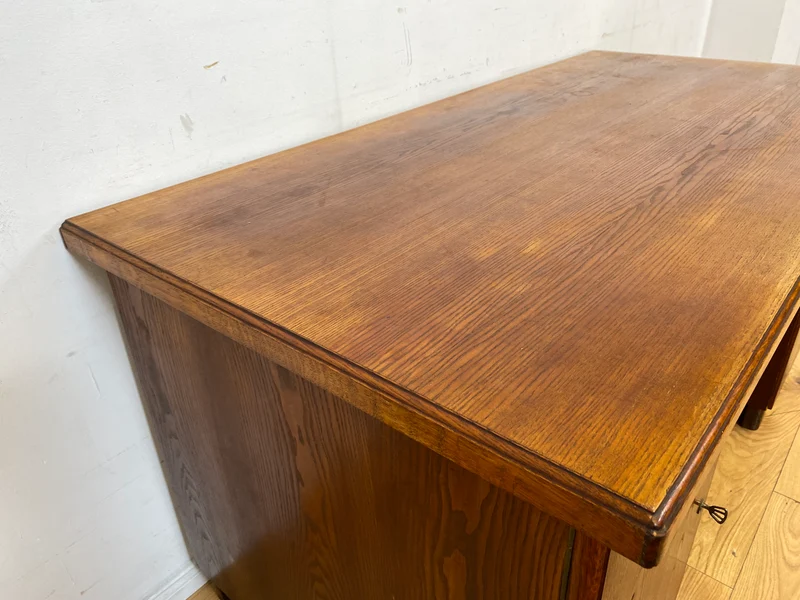 Sehr schöner freistehender 30er Jahre Art Deco Schreibtisch aus vollem Holz in Eiche mit Regal Rückseite I Arbeitstisch Bürotisch Writing Desk Antik Vintage Mid-Century I