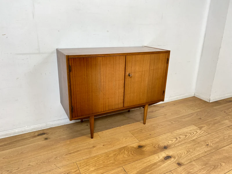 Minimalistische Mid-Century Kommode aus 1962 mit konischen Beinen & verstellbarem Regalboden I Sideboard Schrank TV Board Lowboard Wäschekommode Vintage 50er 60er Retro I Berlin Stuttgart Mainz