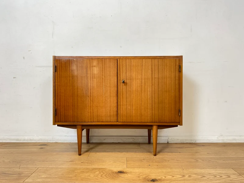 Minimalistische Mid-Century Kommode aus 1962 mit konischen Beinen & verstellbarem Regalboden I Sideboard Schrank TV Board Lowboard Wäschekommode Vintage 50er 60er Retro I Berlin Stuttgart Mainz