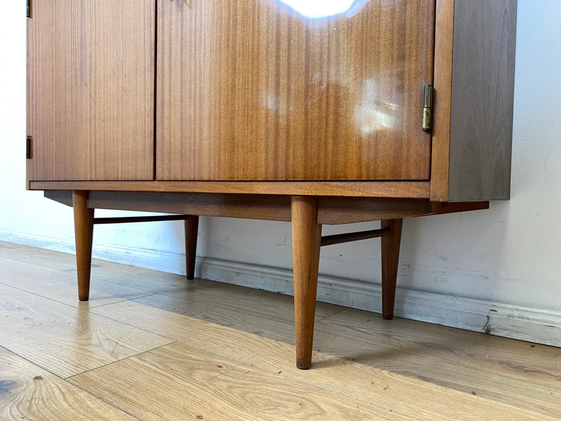 Minimalistische Mid-Century Kommode aus 1962 mit konischen Beinen & verstellbarem Regalboden I Sideboard Schrank TV Board Lowboard Wäschekommode Vintage 50er 60er Retro I Berlin Stuttgart Mainz