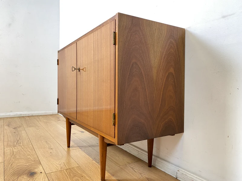 Minimalistische Mid-Century Kommode aus 1962 mit konischen Beinen & verstellbarem Regalboden I Sideboard Schrank TV Board Lowboard Wäschekommode Vintage 50er 60er Retro I Berlin Stuttgart Mainz