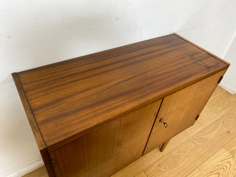 Minimalistische Mid-Century Kommode aus 1962 mit konischen Beinen & verstellbarem Regalboden I Sideboard Schrank TV Board Lowboard Wäschekommode Vintage 50er 60er Retro I Berlin Stuttgart Mainz