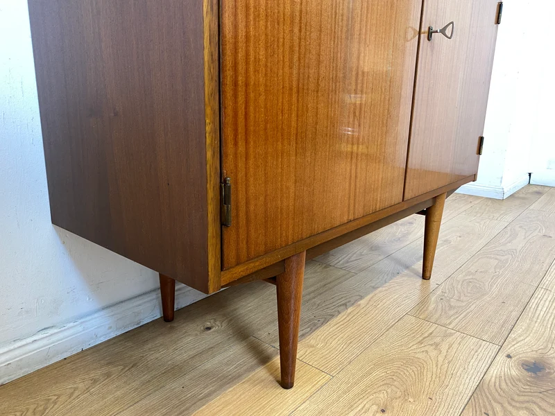 Minimalistische Mid-Century Kommode aus 1962 mit konischen Beinen & verstellbarem Regalboden I Sideboard Schrank TV Board Lowboard Wäschekommode Vintage 50er 60er Retro I Berlin Stuttgart Mainz