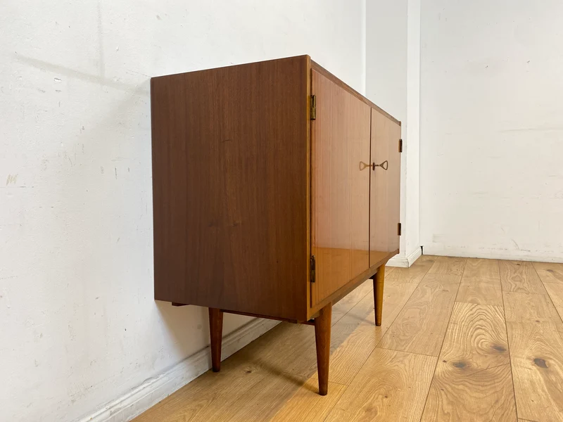 Minimalistische Mid-Century Kommode aus 1962 mit konischen Beinen & verstellbarem Regalboden I Sideboard Schrank TV Board Lowboard Wäschekommode Vintage 50er 60er Retro I Berlin Stuttgart Mainz