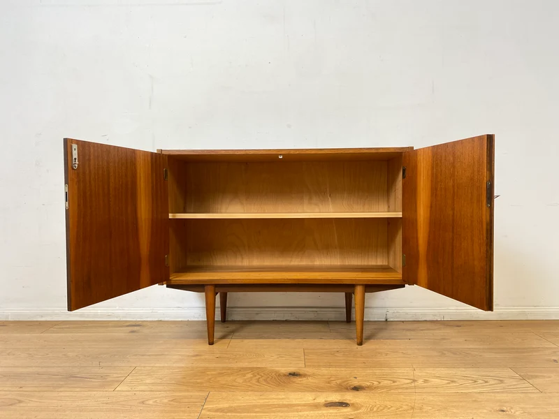 Minimalistische Mid-Century Kommode aus 1962 mit konischen Beinen & verstellbarem Regalboden I Sideboard Schrank TV Board Lowboard Wäschekommode Vintage 50er 60er Retro I Berlin Stuttgart Mainz