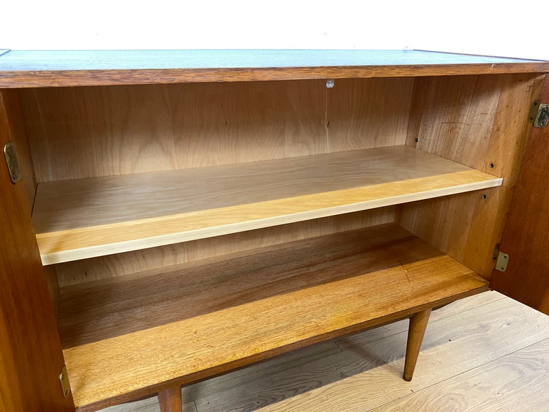 Minimalistische Mid-Century Kommode aus 1962 mit konischen Beinen & verstellbarem Regalboden I Sideboard Schrank TV Board Lowboard Wäschekommode Vintage 50er 60er Retro I Berlin Stuttgart Mainz
