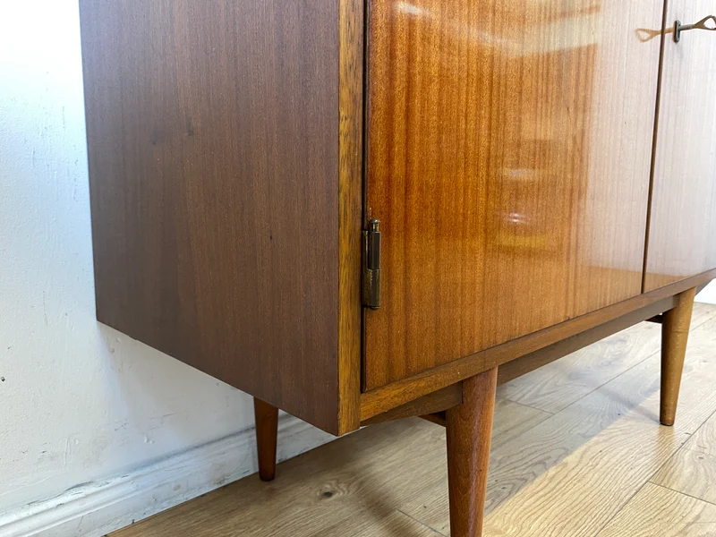 Minimalistische Mid-Century Kommode aus 1962 mit konischen Beinen & verstellbarem Regalboden I Sideboard Schrank TV Board Lowboard Wäschekommode Vintage 50er 60er Retro I Berlin Stuttgart Mainz