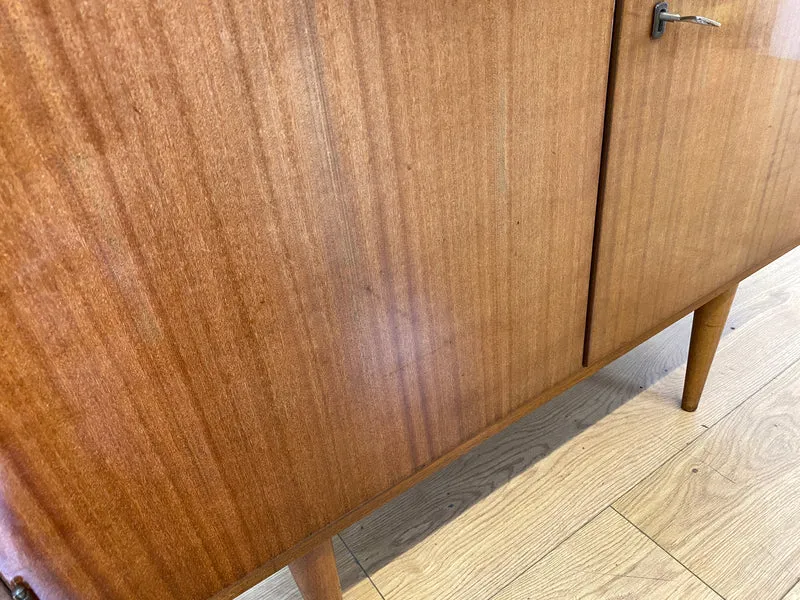 Minimalistische Mid-Century Kommode aus 1962 mit konischen Beinen & verstellbarem Regalboden I Sideboard Schrank TV Board Lowboard Wäschekommode Vintage 50er 60er Retro I Berlin Stuttgart Mainz