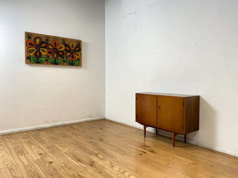 Minimalistische Mid-Century Kommode aus 1962 mit konischen Beinen & verstellbarem Regalboden I Sideboard Schrank TV Board Lowboard Wäschekommode Vintage 50er 60er Retro I Berlin Stuttgart Mainz